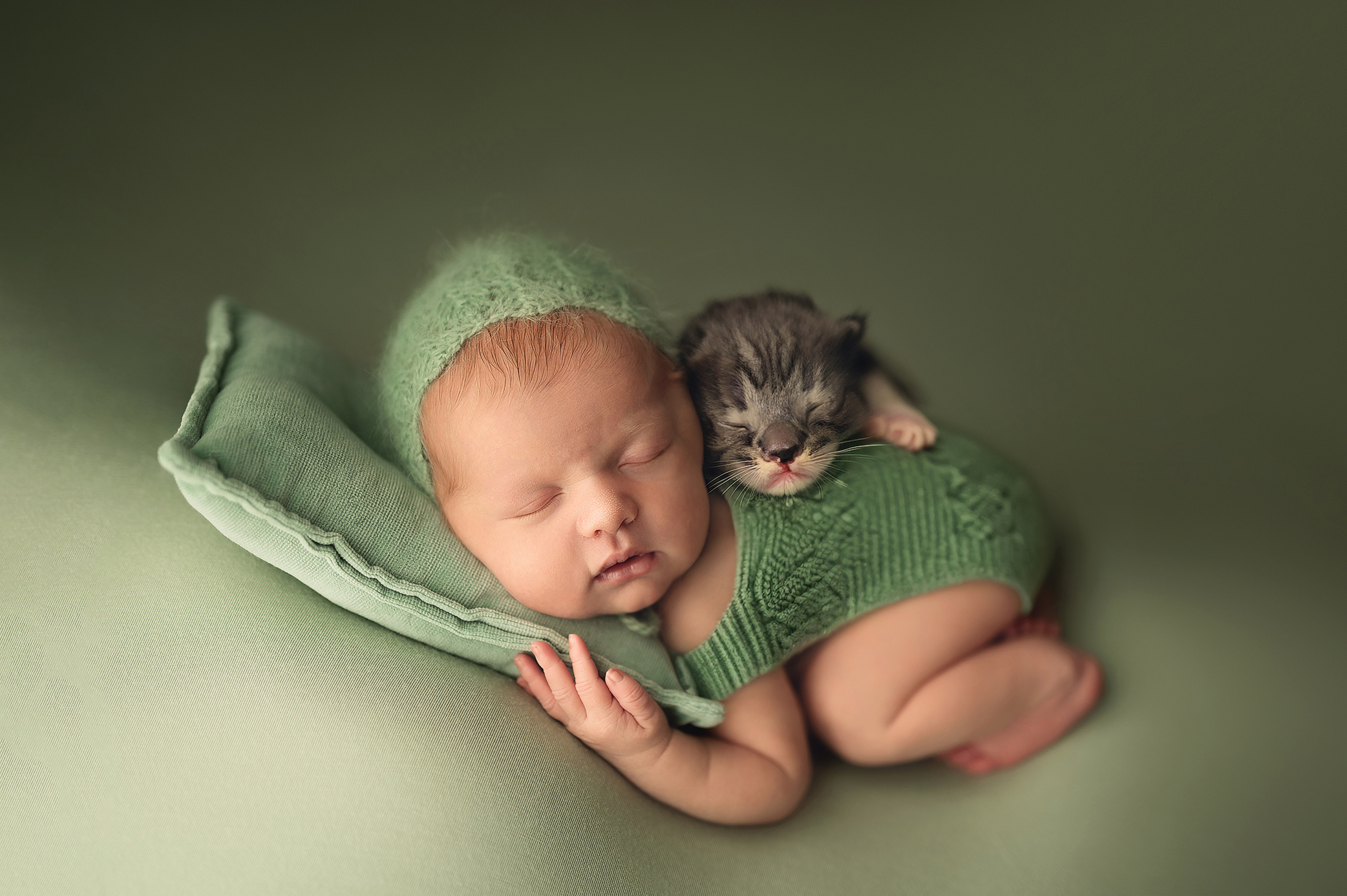 newborn-baby-girl-with-the-kitten